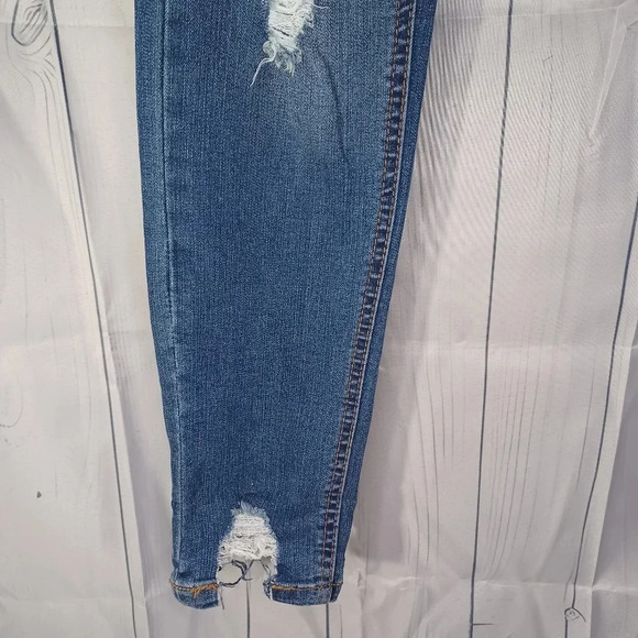 Wallflower Distressed The Flirty Curvy high rise skinny jeans - Picture 7 of 11